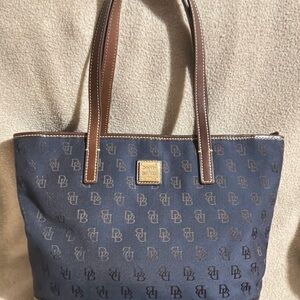 GUC Dooney & Bourke Navy and Brown Signature Tote
